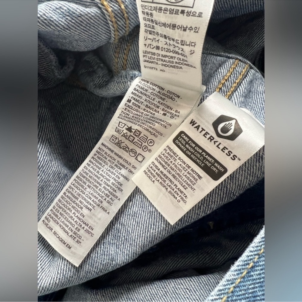 Levis Women’s Baggy Trucker Denim Jacket - Picture 13 of 15